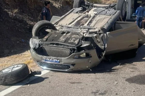 Un jóven de Aimogasta volcó en Ruta 60 y le descubrieron un cargamento de hojas de coca