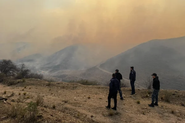 Incendios en Chilecito: la Policía realizó un relevamiento en la Cuesta del Pique y coordinan acciones con el Comité de Crisis