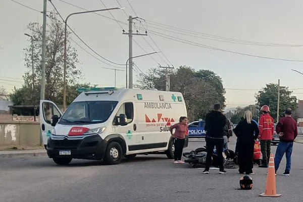 Dos heridos tras un fuerte siniestro vial en el barrio de Vargas