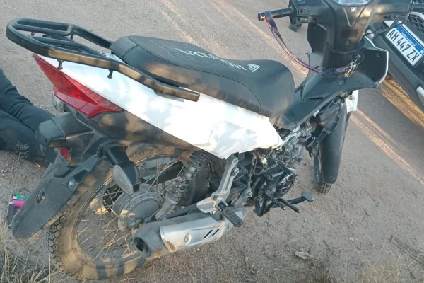 La Policía detuvo a dos menores tras robar prendas de vestir y una moto
